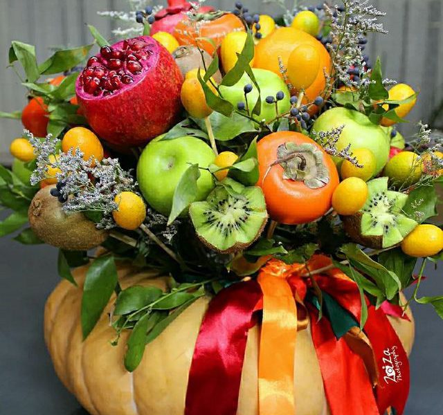 تزیین کدو حلوایی با میوه و گل برای شب یلدا